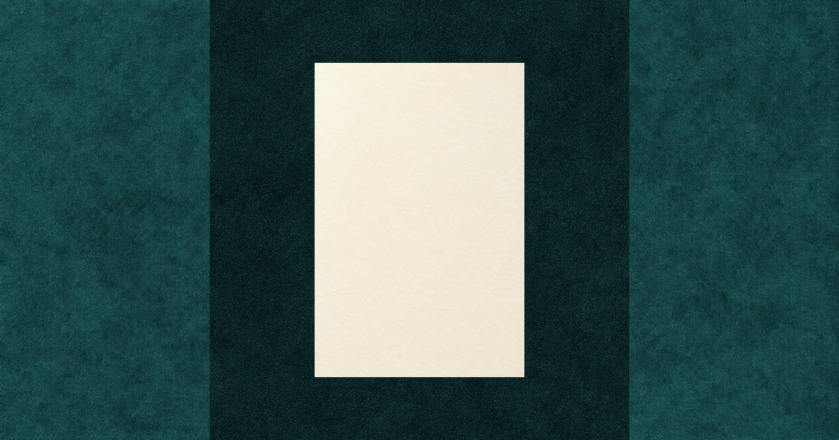 Grand Theatre Premiere düğün websitesi çizimi: gala gecesi: antik altın altında tavus mavisi kadife perde, bir spot ışığı ve fildişi bir tiyatro programı