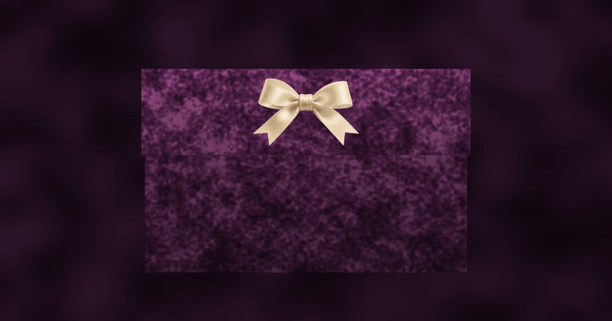 Velvet Jewel Box düğün websitesi çizimi: saten fiyonklu patlıcan moru kadife yüzük kutusu, şampanya saten, varak parıltılı el yazısı isimler ve dönen bir fotoğraf vitrini